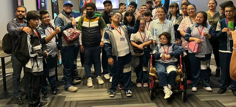 Grupo de jóvenes y adultos posando juntos durante una visita a un espacio de tecnología