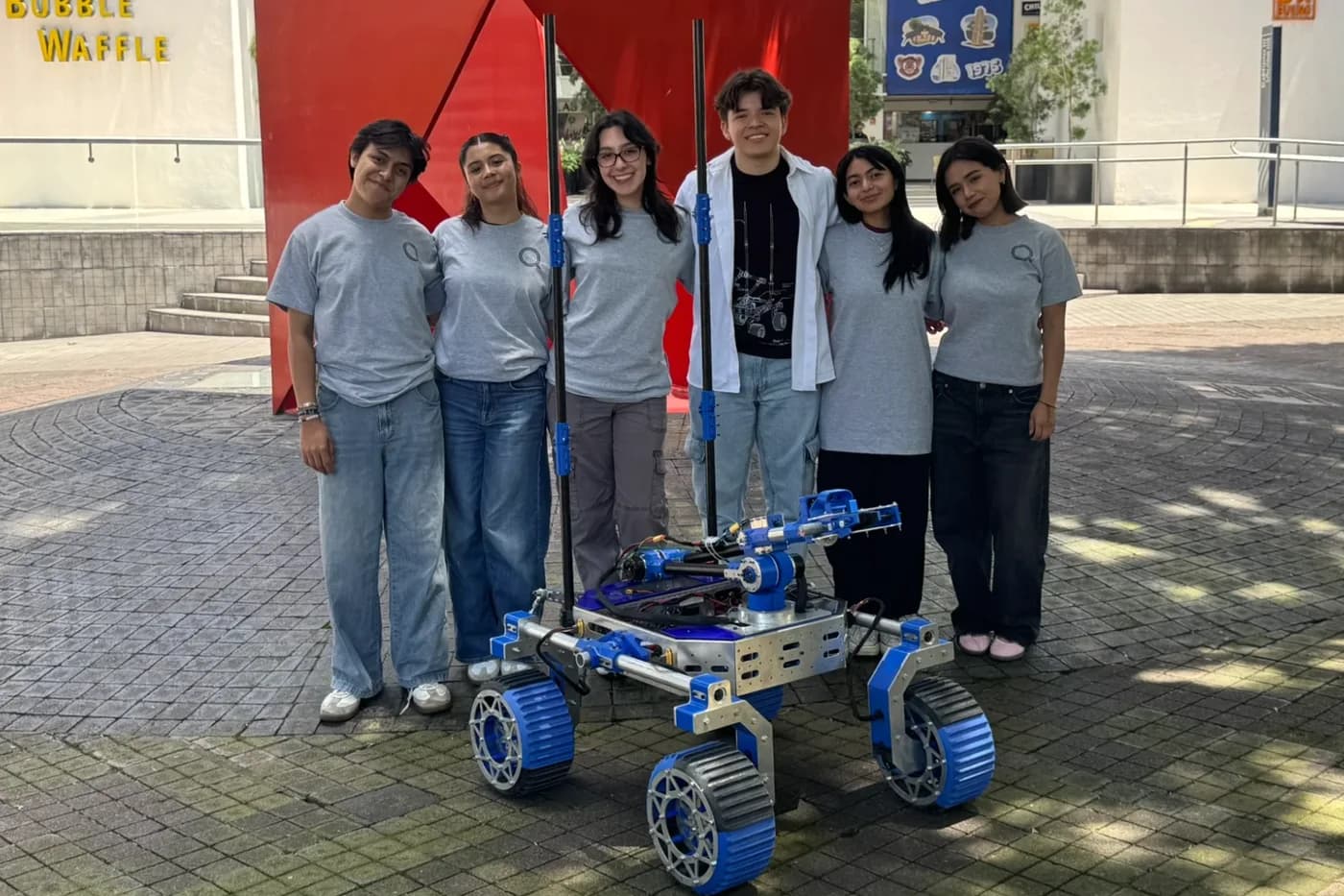 Integrantes del área de Astrobiología y Geología junto al rover