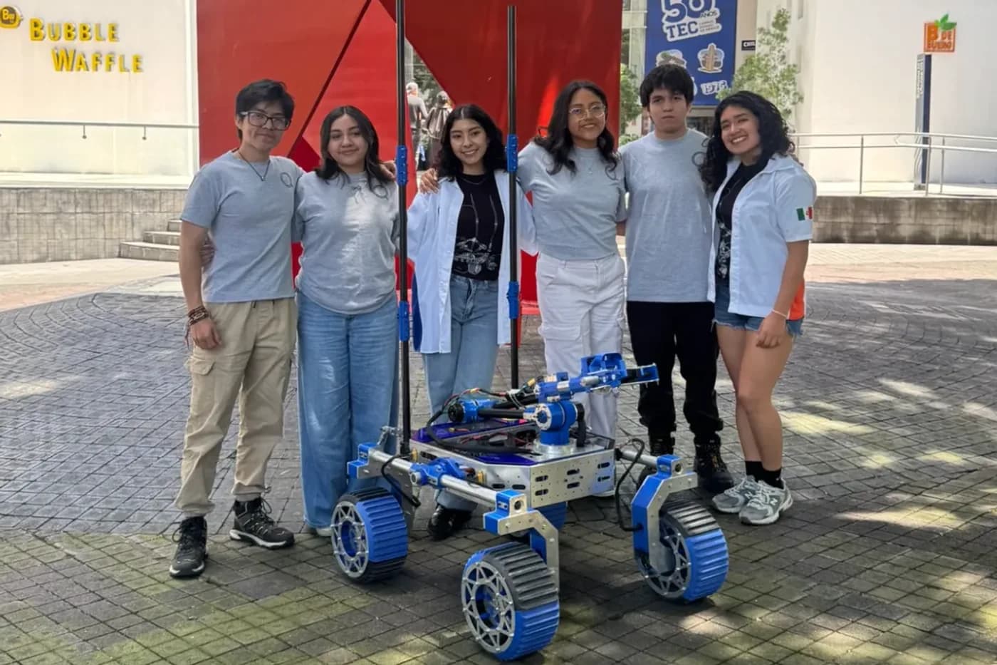 Integrantes del área de Electrónica junto al rover