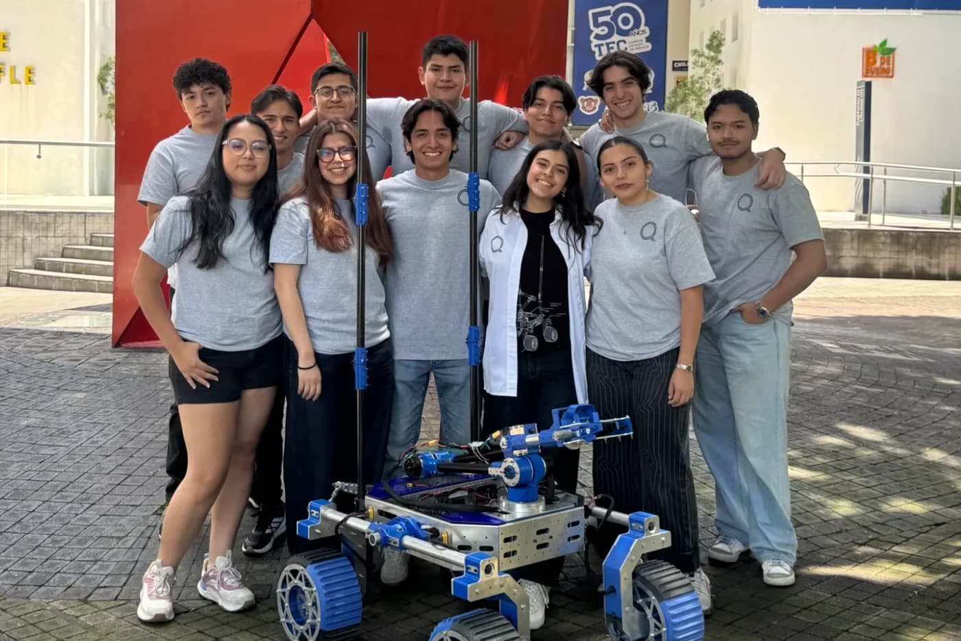 Integrantes del área de Mecánica junto al rover
