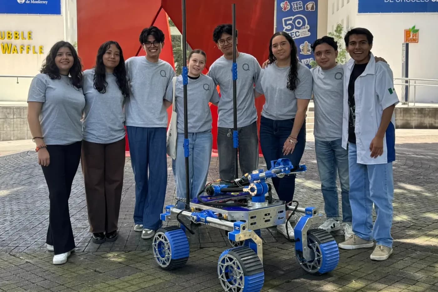 Integrantes del área de Negocios y Comunicación junto al rover