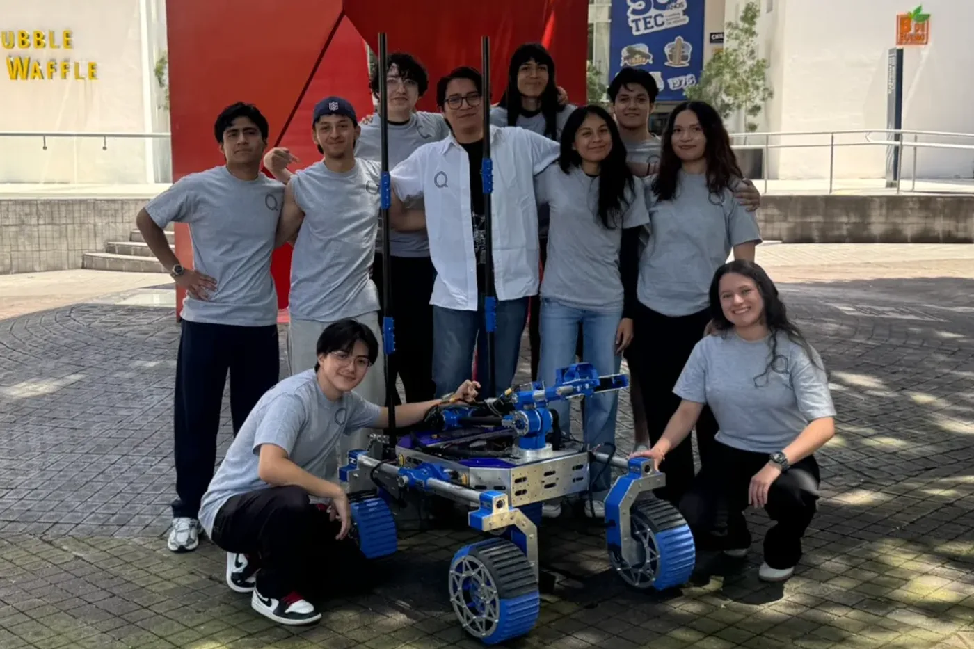 Integrantes del área de Programación junto al rover