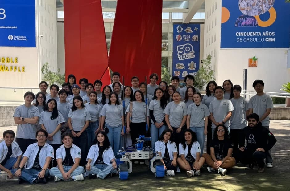 Todo el equipo de Quantum Robotics reunido con el rover